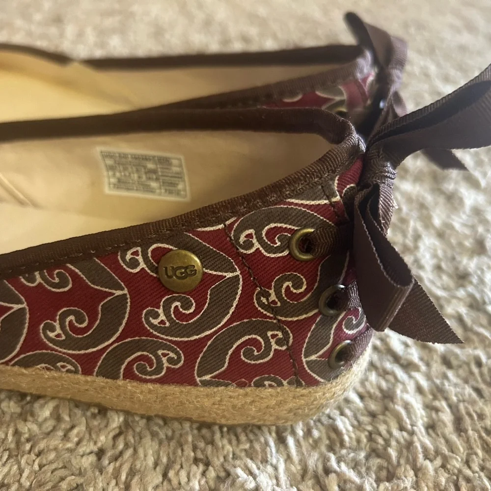 UGG Women's Patterned Espadrille Flats size 8 as new